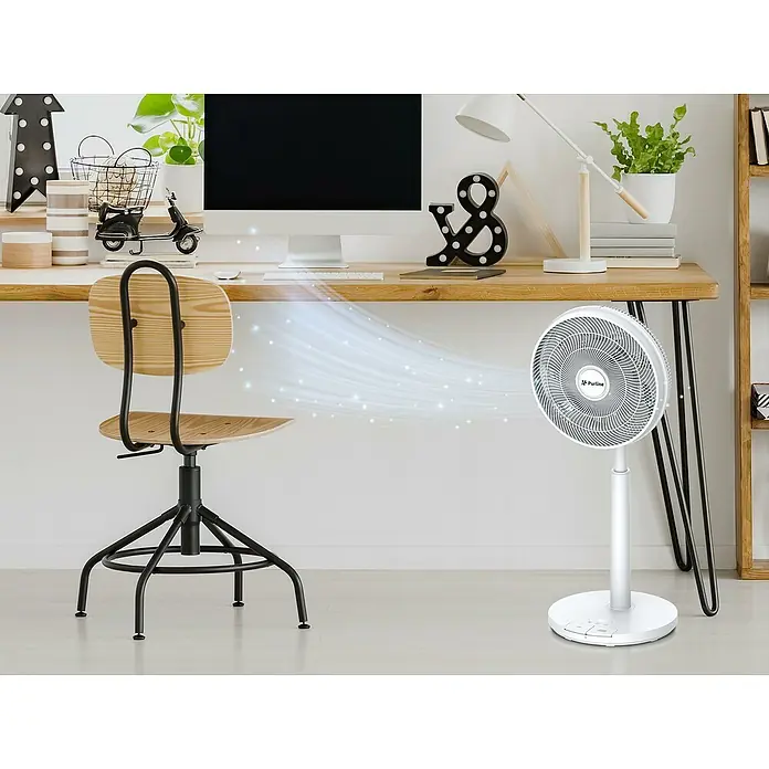 Purline Venty Ventilador de pie Mobile - Blanco, 30 cm, 100 cm - Un ventilador de pie Purline blanco enfría un espacio de trabajo con escritorio y silla, creando un ambiente confortable.