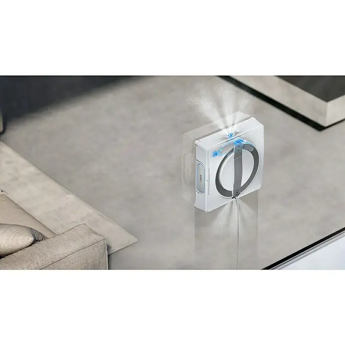 Ecovacs Fensterreinigungsroboter Winbot W2 Pro Omni SET - Tankvolumen: 60 ml, Akkulaufzeit: 110 min, Inkl. 1 l Ecovacs Winbot Cleaning Solution - Fensterputzroboter in Aktion, der Sprühnebel versprüht, während er eine Glasoberfläche reinigt. Das Gerät ist weiß und quadratisch.