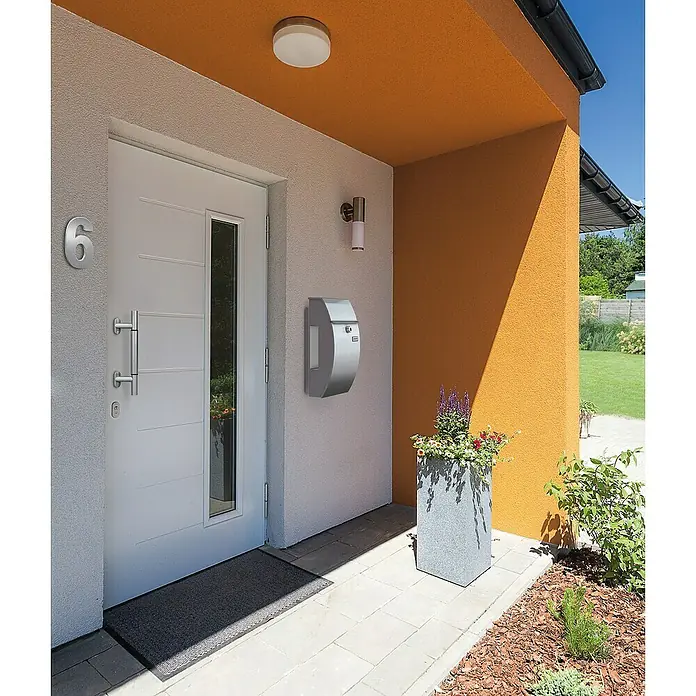 Panto Stoßgriff-Set variabel - Passend für: Haus- & Nebeneingangstüren, Variable Länge 300 – 400 mm - Moderne Haustür mit stilvollem Briefkasten in Silber. Das Hausnummernschild '6' ist links von der Tür angebracht, neben einer dezenten Außenleuchte.