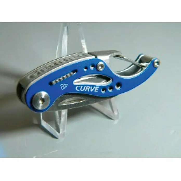 Gerber Multiherramienta plegable Curve - Bloqueo de hoja automático, Apto para: Cazador - Primer plano de una multiherramienta Leatherman Curve azul sobre un soporte transparente. La herramienta tiene una hoja plateada y un clip de mosquetón.