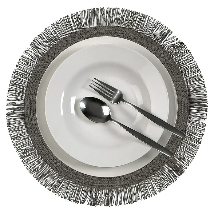 Versa Salvamantel Flecos - Diámetro: 38 cm, Gris - Elegante servicio de mesa con un mantel individual gris, un plato blanco y cubiertos plateados. Perfecto para decoraciones de mesa elegantes y festivas.