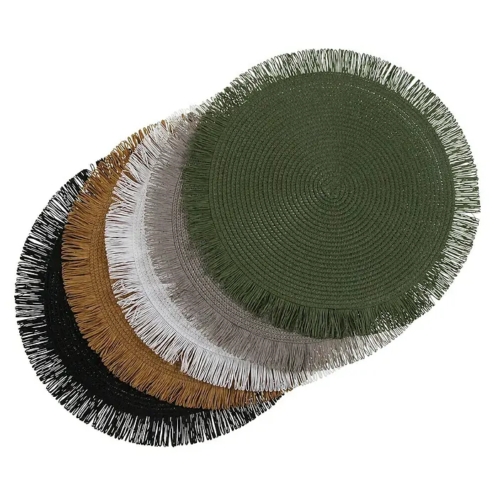 Versa Salvamantel Flecos - Diámetro: 38 cm, Gris - Vista de cuatro manteles individuales redondos en negro, marrón, gris y verde, todos con bordes con flecos, sobre un fondo negro.