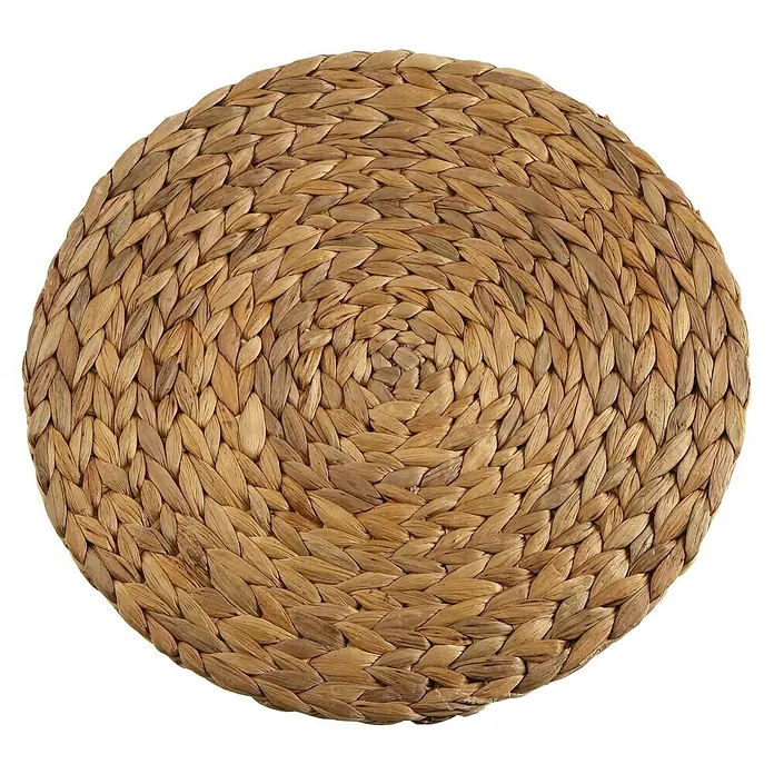 Versa Salvamantel Redondo - Diámetro: 37 cm, Marrón - Primer plano de un individual redondo de jacinto de agua con un patrón en espiral y tonos cálidos y naturales.