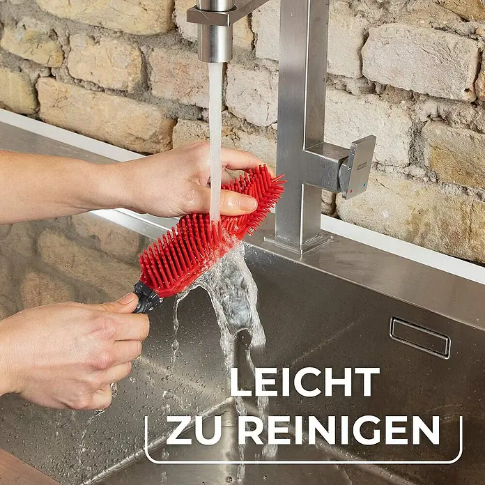 Vileda pet pro Tierhaar-Entferner Electrostatic Brush - Rot/Schwarz, Material Borsten: Gummi, Kunststoff - Die rote Silikonbürste wird unter fließendem Wasser im Waschbecken gereinigt. Leicht zu reinigen durch das Silikonmaterial.