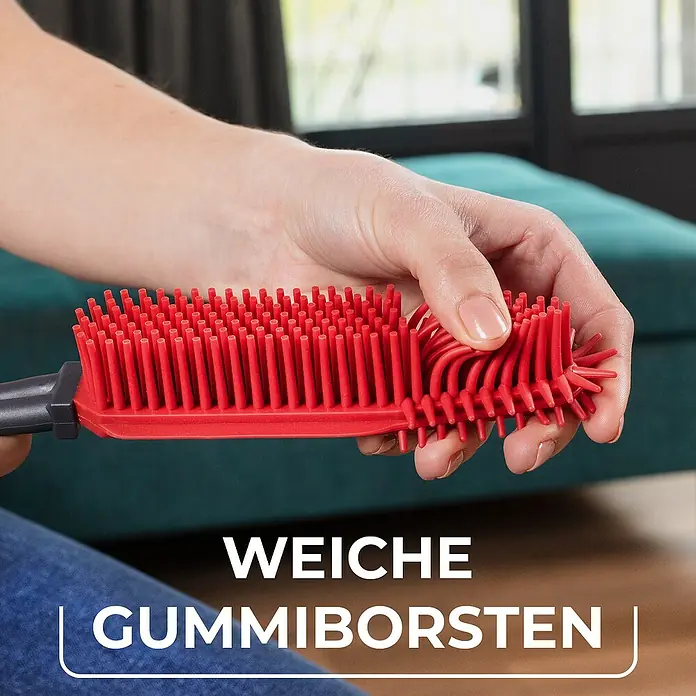 Vileda pet pro Tierhaar-Entferner Electrostatic Brush - Rot/Schwarz, Material Borsten: Gummi, Kunststoff - Eine rote Bürste mit weichen Gummiborsten wird von einer Hand gehalten. Ideal für Tierhaare und empfindliche Oberflächen.