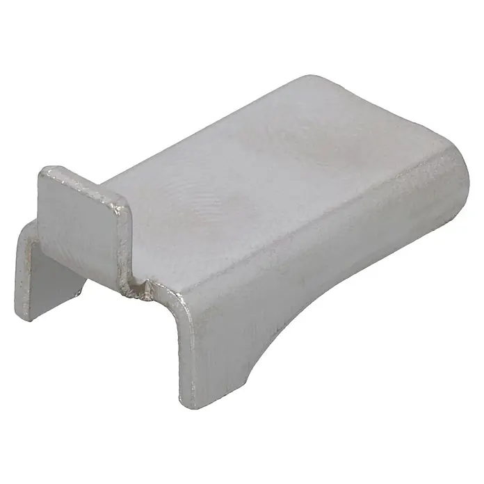Suki Soporte para estantes - L x An x Al: 28 x 16 x 6 mm, Plateado - Primer plano de un clip metálico de color plateado fabricado industrialmente. La pieza metálica se utiliza para aplicaciones industriales.