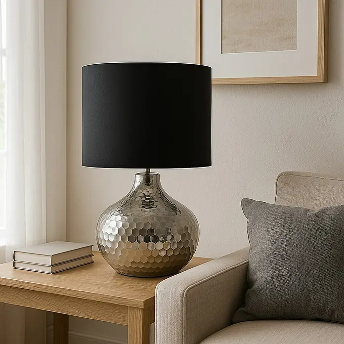 Idp Lampshades Lámpara de sobremesa Bangalore - 40 W, L x An x Al: 28 x 28 x 42 cm, Plateado, Negro, E27 - Elegante lámpara de mesa con pantalla negra y base de nido de abeja plateada, una solución de iluminación elegante para cualquier habitación.