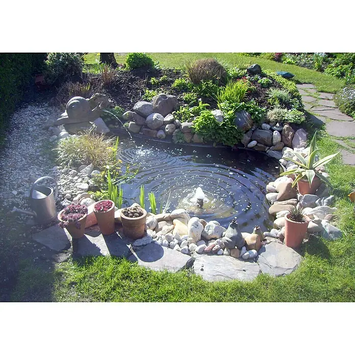 Ubbink Teichschale Start 750 - Fassungsvermögen: 750 l - Ein Gartenteich mit Springbrunnen und Zierpflanzen, umrandet von Steinen und Dekorationen, bietet eine ruhige Oase.