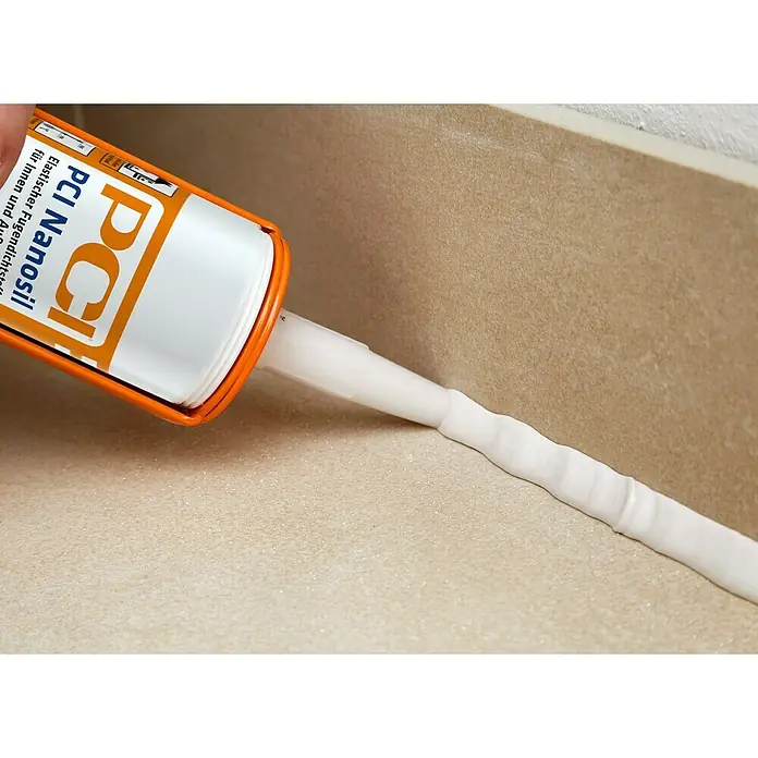 PCI Silikon Nanosil - Manhattan, 300 ml - Anwendung von PCI Nanosil Fugendichtstoff in Weiß zur Abdichtung einer Fuge zwischen Boden und Wand. Ideal für Innen- und Außenbereiche.
