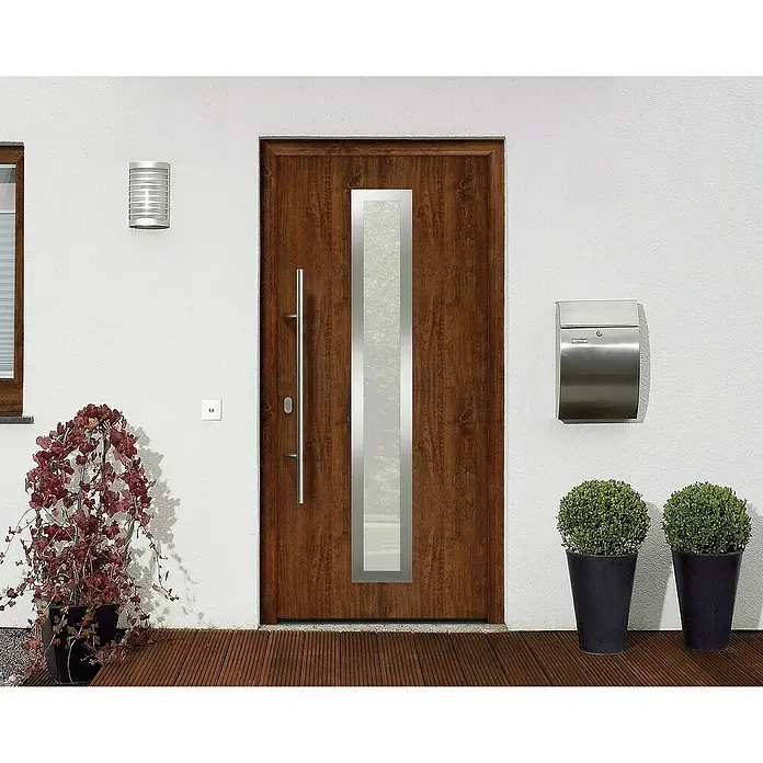 Hörmann EcoStar Haustür ISOPRO IP 700S - 110 x 210 cm, DIN Anschlag: Links, Dark Oak - Elegante Haustür aus Holz mit vertikalem Glaseinsatz. Die Tür ist umgeben von Pflanzen und einem modernen Briefkasten.