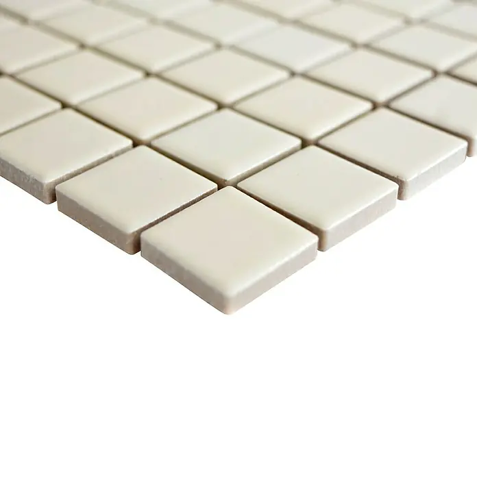 Mosaikfliese Quadrat Uni CG 164 - 29,8 x 29,8 cm, Beige, Glänzend - Nahaufnahme von quadratischen, beigen Keramikfliesen, die ein elegantes und schlichtes Muster für Wände oder Böden bilden. Ideal für moderne Innenräume.