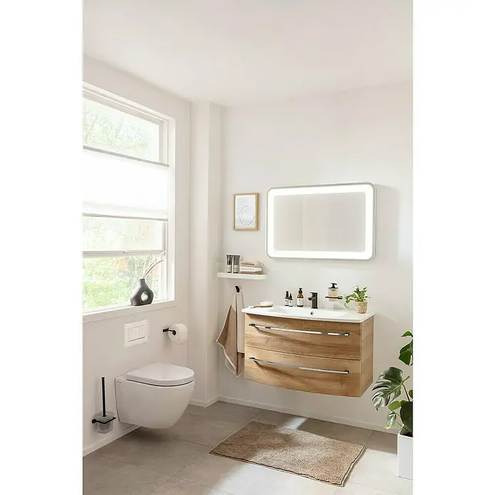 Camargue Badmöbel-Set - Berg Eiche, Matt, 90 cm, 3 -tlg., 20,16 W - Helles Badezimmer mit einem modernen Waschtischunterschrank aus Holz, einem beleuchteten Spiegel und einer hängenden Toilette.