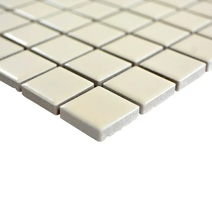 Mosaikfliese Quadrat Uni CG 174 - 29,8 x 29,8 cm, Beige, Matt - Nahaufnahme von quadratischen, cremefarbenen Mosaikfliesen, die sich ideal für die Gestaltung von Badezimmern oder Küchen eignen.