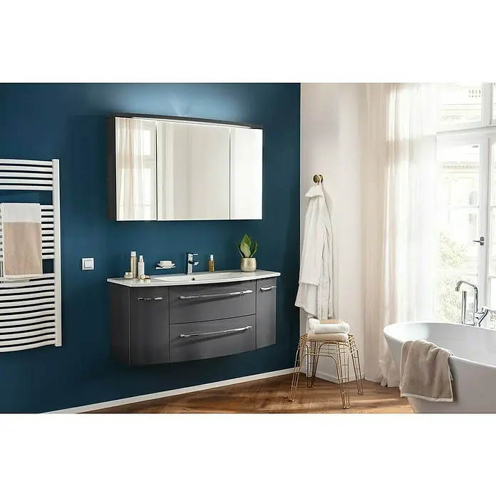 Camargue Badmöbel-Set - Grafit, Glänzend, 120 cm, 3 -tlg., 21,6 W - Elegantes Badezimmer mit einem grauen Waschtischunterschrank, einem Spiegelschrank und einem weißen Handtuchwärmer für ein stilvolles Ambiente.
