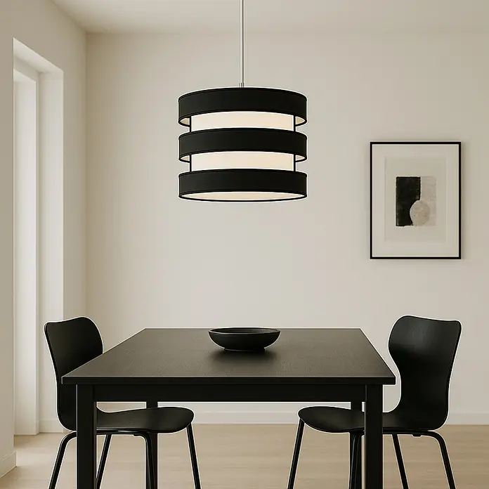 Tween Light Piano Lámpara colgante redonda Piano - 60 W, Ø x Al: 30 x 110 cm, Negro/blanco, E27 - Un comedor moderno con una mesa negra, dos sillas y una lámpara colgante de tres niveles.