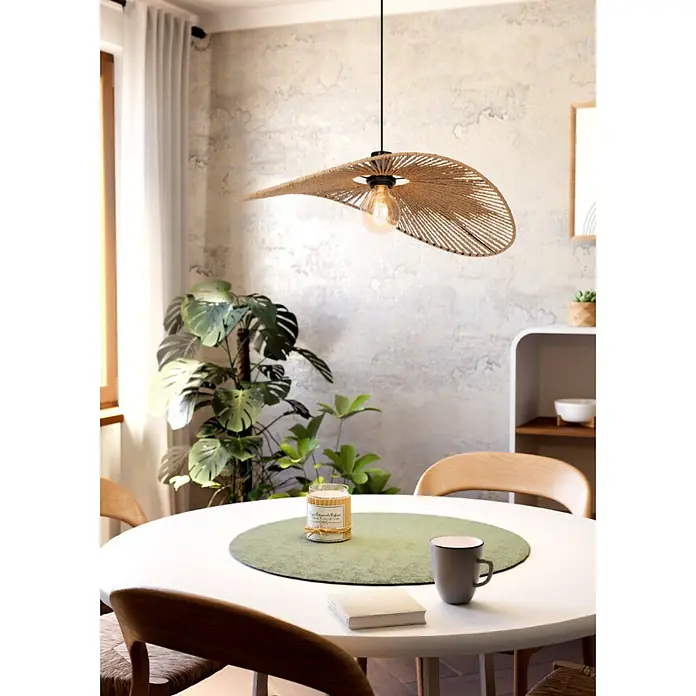 Eglo Siruela Lámpara colgante - 40 W, L x An x Al: 56 x 40 x 110 cm, Marrón, Negro, E27 - Una imagen cautivadora de una lámpara colgante de cuerda, suspendida sobre una elegante mesa de comedor, creando un ambiente cálido en una habitación chic.