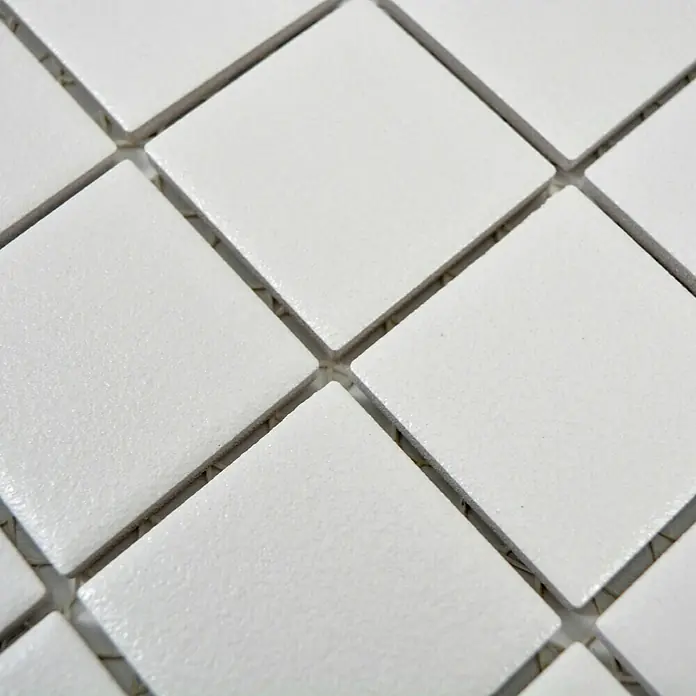 Mosaikfliese Quadrat Uni SAT 302 - 29,8 x 29,8 cm, Weiß, Matt - Nahaufnahme von weißen quadratischen Mosaikfliesen, die ein sauberes und modernes Design für Oberflächen schaffen.