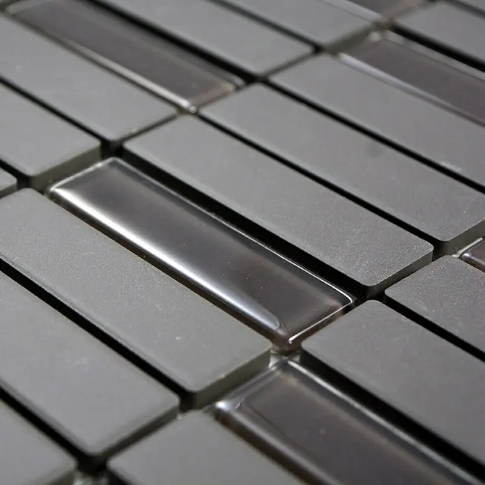 Mosaikfliese Stäbchen Mix CU ST G111 - 29,7 x 29 cm, Braun, Matt - Nahaufnahme eines Mosaiks aus grauen Glas- und Steinfliesen, die ein modernes und stilvolles Design für Innenräume bieten.
