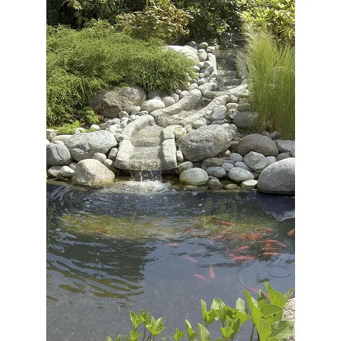 Ubbink PVC-Teichfolie AquaLiner - Stärke: 1 mm, L x B: 8 x 6 m - Ein Gartenteich mit einem kleinen Wasserfall, umgeben von Steinen und Pflanzen, mit vielen bunten Fischen im klaren Wasser.