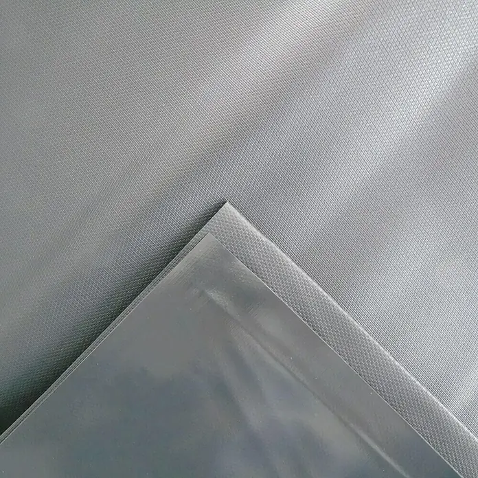Ubbink PVC-Teichfolie AquaLiner - Stärke: 0,5 mm, L x B: 8 x 6 m - Nahaufnahme von beschichtetem Gewebe, das seine Textur und reflektierende Qualität zeigt, ideal für verschiedene Anwendungen.