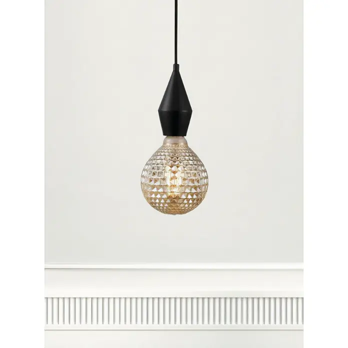 Nordlux Bombilla LED Avra Dent Ahumada - E27, No regulable, Blanco cálido, 130 lm, 2 W - Primer plano de una lámpara colgante elegante con una bombilla decorativa y accesorios negros sobre una pared blanca.