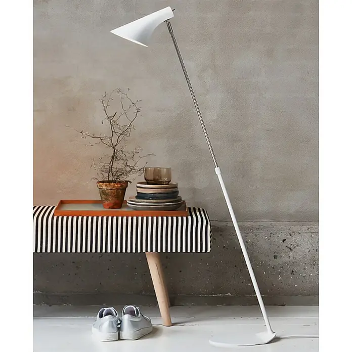 Nordlux Vanila Lámpara de pie - 40 W, Altura: 129 cm, Blanco, E14 - Elegante lámpara de pie con pantalla blanca y diseño elegante junto a un elegante taburete con decoraciones.
