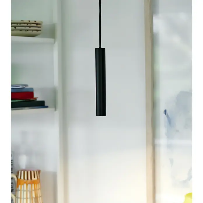 Nordlux Omari Lámpara colgante LED redonda - 3,3 W, Ø x Al: 3 x 20 cm, Negro - Una lámpara colgante cilíndrica negra cuelga frente a un fondo blanco y una estantería.