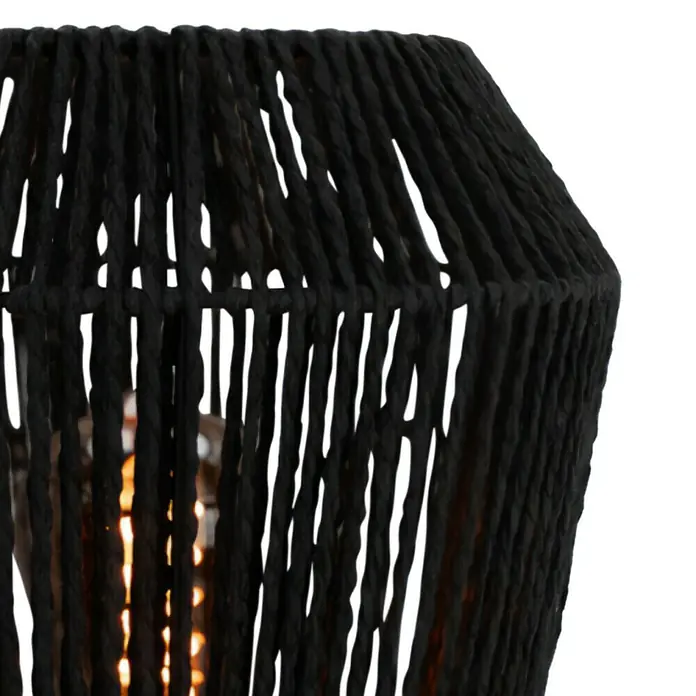 Eglo Persley LED-Tischleuchte Persley - 60 W, Ø x H: 22 x 27,5 cm - Nahaufnahme einer schwarzen Hängelampe mit Seilumwicklung, die ein warmes, stimmungsvolles Licht erzeugt und ein rustikales Flair vermittelt.