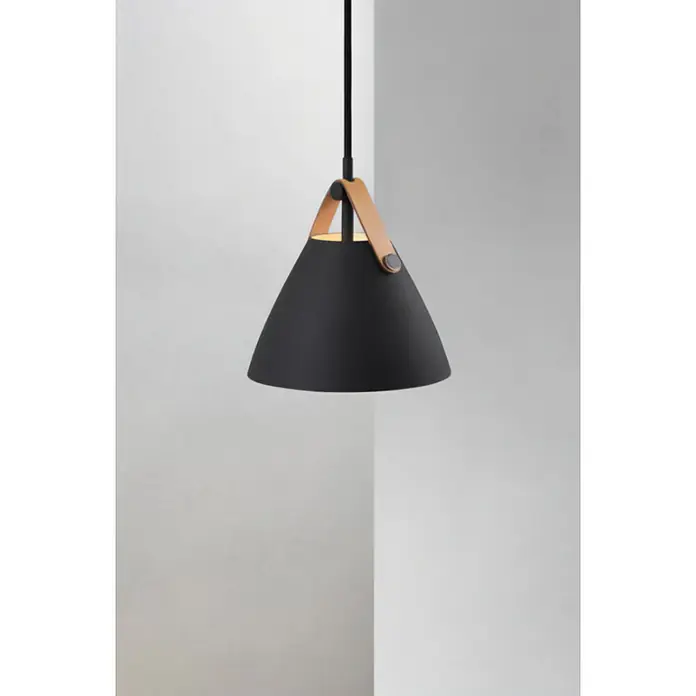 Nordlux Lámpara colgante redonda Strap 16 - 35 W, Ø x Al: 165 x 170 mm, Negro, GU10 - Primer plano de una lámpara colgante negra moderna con detalles de cuero, que cuelga del techo con un cable negro.