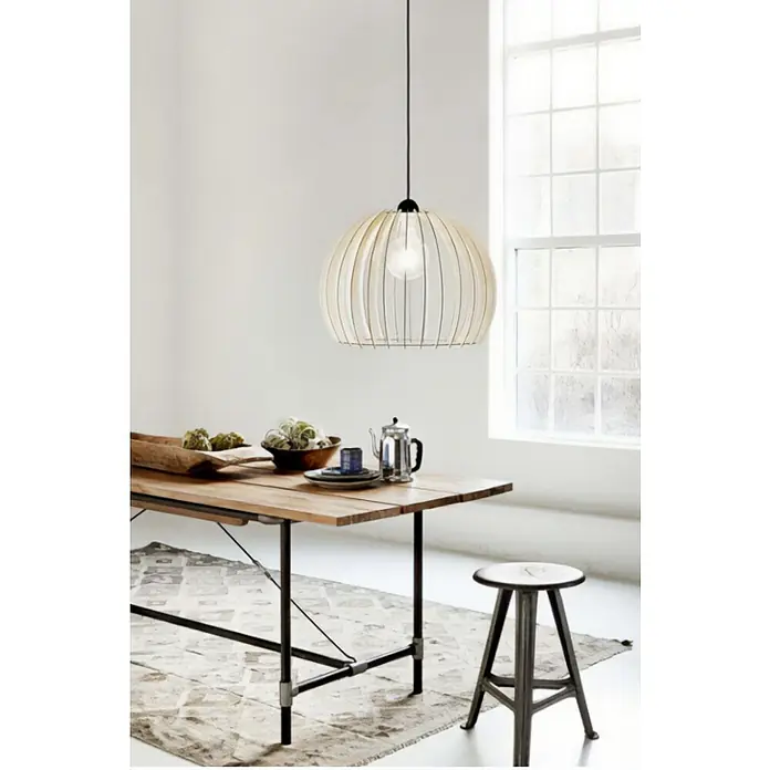Nordlux Lámpara colgante redonda Chino - 60 W, Ø x Al: 40 x 250 cm, Natural, E27 - Lámpara colgante de listones de madera clara sobre una mesa de comedor con vajilla y decoración, complementada con un taburete y una alfombra en una habitación luminosa.