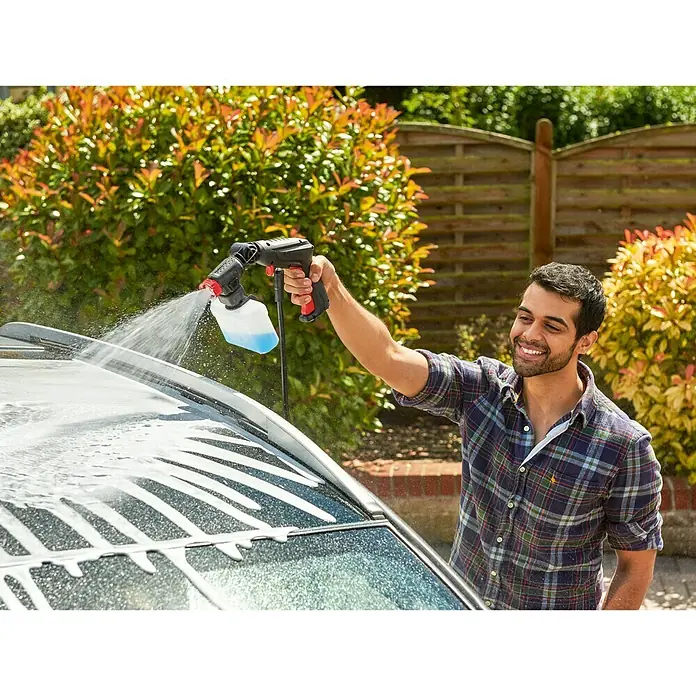 Bosch Hochdruckreiniger EasyAquatak 100 - 100 bar, 1.100 W, Fördermenge: 270 l/h - Mann wäscht Auto mit einer Akku-Reinigungspistole mit Schaumkanone.