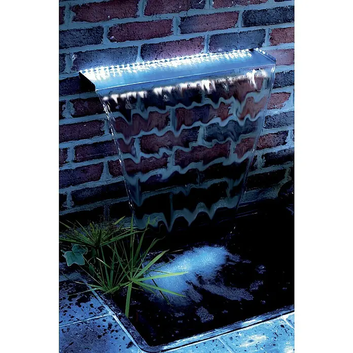 Ubbink Einbau-Wasserfall Niagara LED 60 Wall - 20 x 60 x 10 cm, Edelstahl, Leuchtmittel: LED - Wandbrunnen mit LED-Beleuchtung, Wasserfall vor einer Backsteinmauer in einem dunklen Becken.