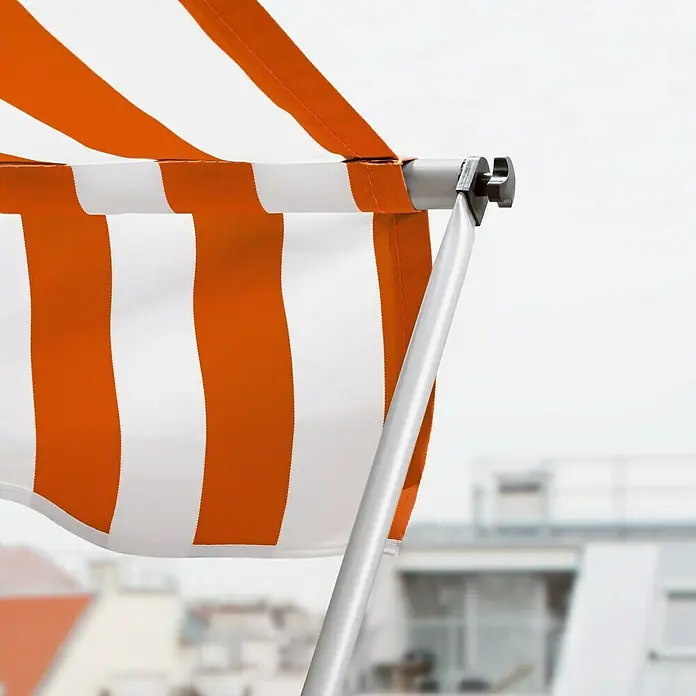 Sunfun Klemmmarkise - Orange/Weiß, Breite: 3 m, Ausfall: 1,5 m - Detailaufnahme einer Markise mit orange-weißen Streifen, die Schatten spendet und vor Sonne schützt.\n