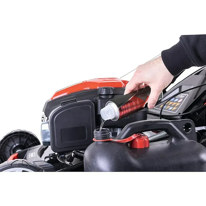 Scheppach Wartungs-Kit für Rasenmäher - 4-Takt-Benzin Geräte, 5 -tlg. - Eine Person füllt Öl in einen Rasenmäher. Das Öl wird aus einer Ölflasche in den Tank des Rasenmähers gegossen.