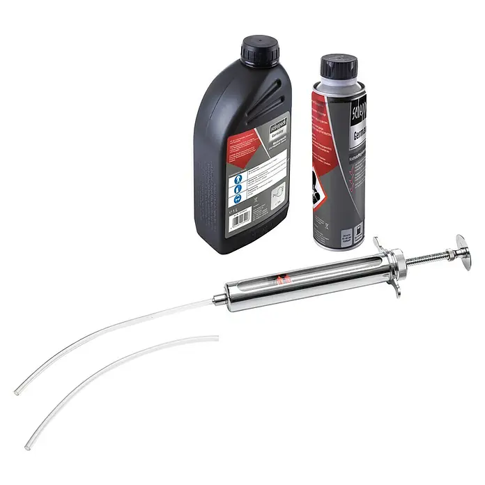 Scheppach Wartungs-Kit für Rasenmäher - 4-Takt-Benzin Geräte, 5 -tlg. - Das Bild zeigt eine Ölflasche, eine Dose und eine Spritze von Scheppach, die für Wartungsarbeiten an Geräten oder Fahrzeugen verwendet werden können.