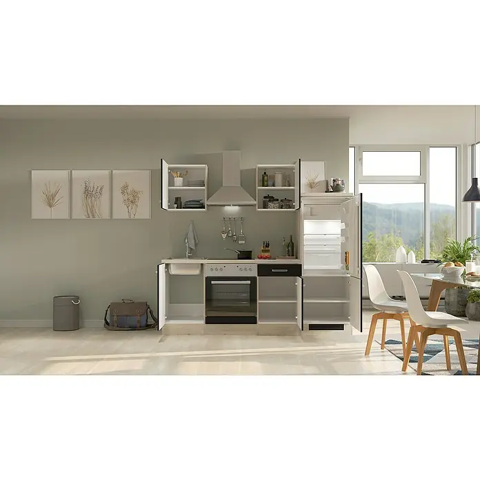 Flex-Well Turin Küchenzeile Typ 1 - Breite: 220 cm, Höhe: 200 cm, Anthrazit, Mit Elektrogeräten - Das Bild zeigt eine moderne Küche mit weißen Schränken, einer Edelstahlspüle und einem Herd mit Dunstabzugshaube. Ein offener Kühlschrank ist ebenfalls zu sehen.