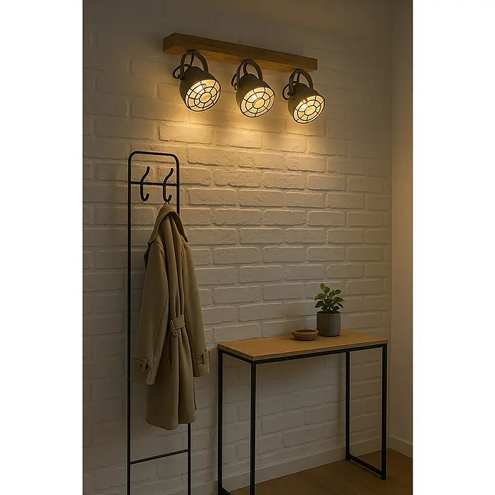 Tween Light Pecco Deckenstrahler - 120 W, L x B x H: 46 x 19,8 x 20 cm, E14, Anzahl Leuchtmittel: 3 Stk. - Wandleuchte mit drei Strahlern und Holzdetails, die eine gemütliche Atmosphäre in einem Flur mit Garderobe und Tisch erzeugt.