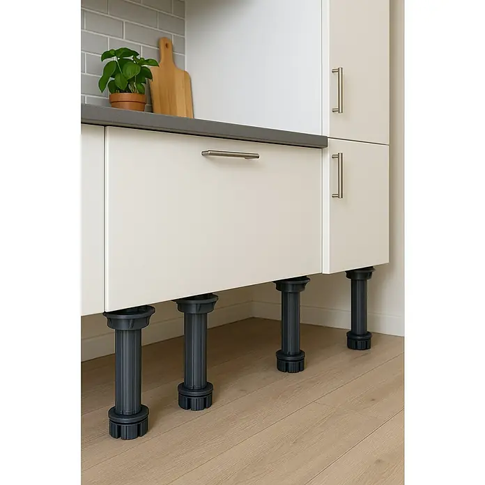 Maderas Daganzo Set de patas de mueble - Negro, 4 ud. - Patas ajustables de plástico antracita bajo armarios de cocina blancos, ofreciendo ajustes de altura flexibles y estabilidad.