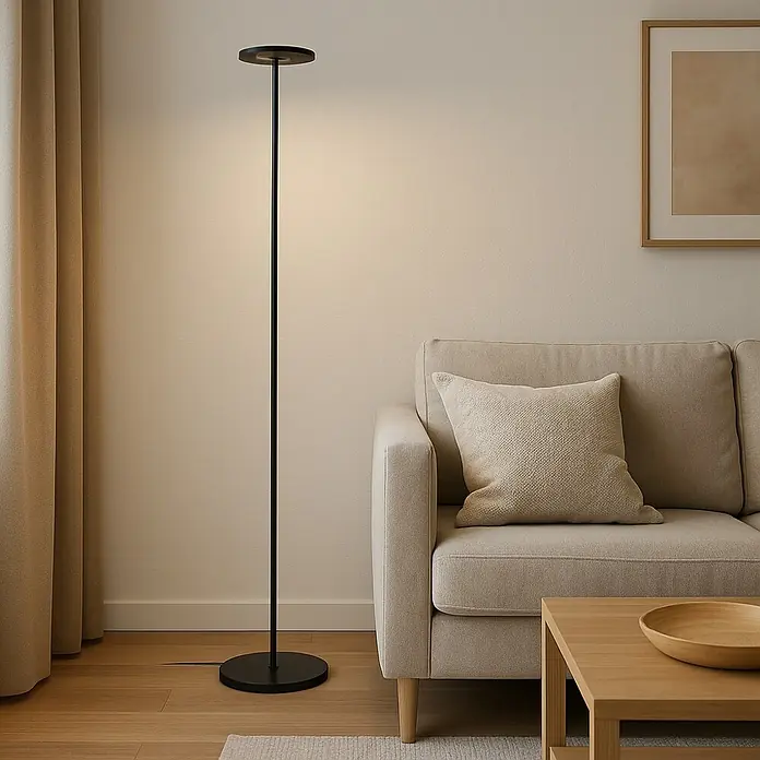 Tween Light Galaxy Lámpara de pie LED - 5 W, Altura: 120 cm, Negro, Blanco cálido - Esta toma muestra una moderna lámpara de pie con cabeza circular y un delgado soporte negro en un elegante salón.