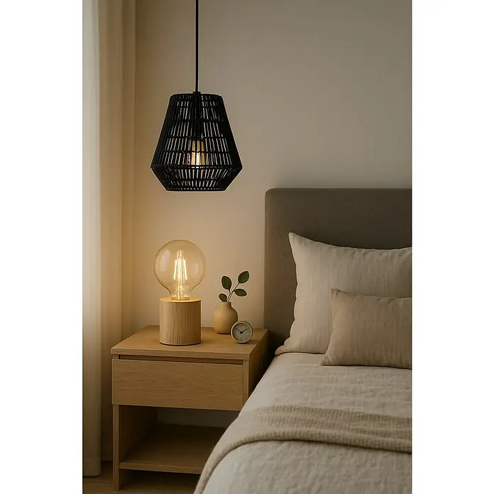 Eglo Persley LED-Pendelleuchte Persley - 60 W, Ø x H: 22 x 110 cm, Anzahl Leuchtmittel: 1 Stk. - Ein Schlafzimmer mit einer Nachttischlampe mit einer Glühbirne und einer hängenden Rattanlampe über dem Nachttisch.