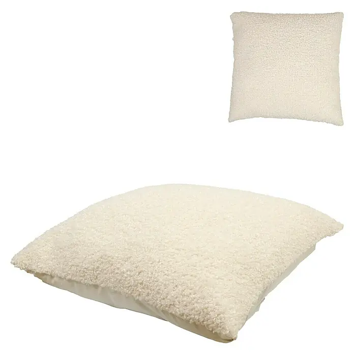 Kissen Teddy - Weiß, 60 x 60 cm, 100 % Polyester - Nahaufnahme eines beigen, quadratischen Teddy-Kissens, das eine weiche Textur aufweist. Ein weiteres Kissen befindet sich im Hintergrund.