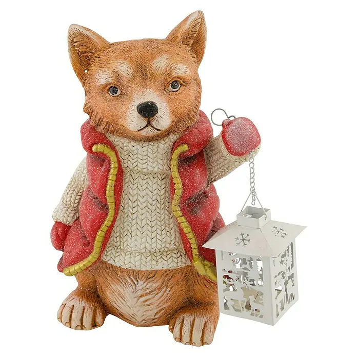 Dekofigur - Fuchs, Höhe: 34 cm - Schneebedeckte Fuchsfigur in roter Weste und weißem Pullover, die eine weiße Laterne hält.