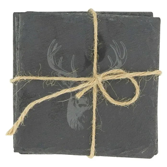 Untersetzer Hirsch - 4 Stk., 10 x 10 cm, Schiefer - Stapel dunkelgrauer Schiefer-Untersetzer, mit Naturkordel gebunden und Hirschkopf-Gravur.