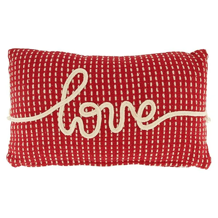 Kissen Love - Rot/Weiß, 50 x 30 cm - Rotes, rechteckiges Zierkissen mit dem Schriftzug „love“ aus cremefarbenem Seil und weißem Punktmuster.
