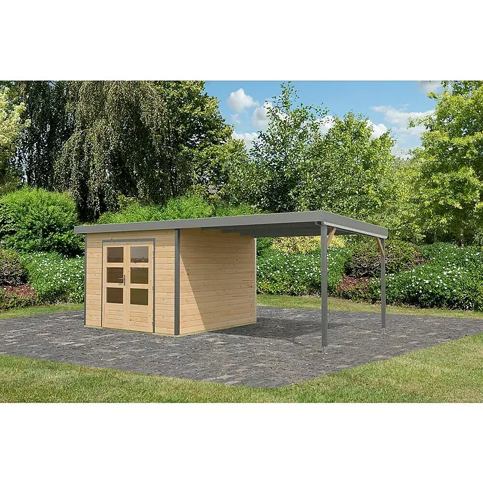 Karibu Gartenhaus Pluto 6 A - Außenmaß inkl. Dachüberstand (B x T): 595,5 x 292,4 cm, Holz, Naturbelassen/Grau - Das Bild zeigt ein Holzgartenhaus mit einem Carport Anbau. Es ist ein helles Holzhaus mit doppelter Tür und einem grauen Dach.