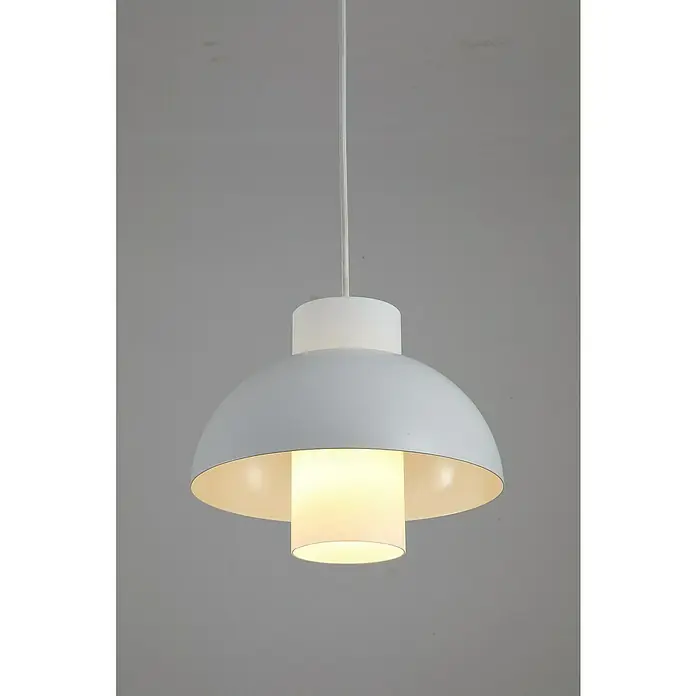 Searchlight Pendelleuchte Kirby - 60 W, Ø x L: 25 x 110 cm, Weiß, E27 - Nahaufnahme einer modernen, weißen Hängeleuchte mit einem zylindrischen Diffusor, die ein warmes Licht abgibt, perfekt für eine stilvolle Beleuchtung.