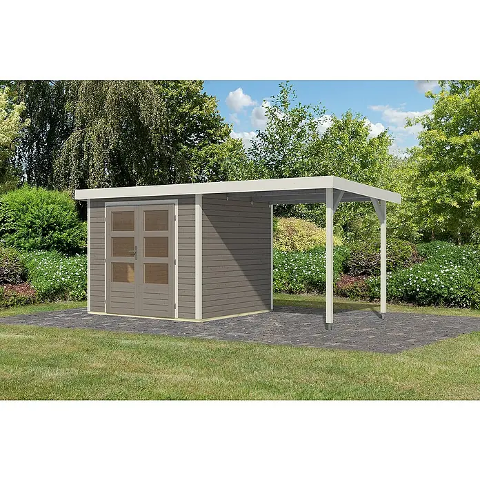 Karibu Gartenhaus Jupiter 3 D - Außenmaß inkl. Dachüberstand (B x T): 486,5 x 236,5 cm, Holz, Wassergrau/Weiß - Das Bild zeigt ein graues Gartenhaus mit Vordach auf einer gepflasterten Fläche, umgeben von Grünflächen und Bäumen.