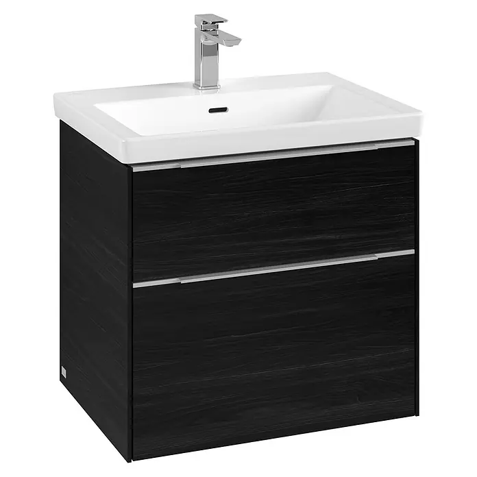 Villeroy & Boch Subway 3.0 Waschbeckenunterschrank - Black Oak, Anzahl Schubladen: 2 Stk., Farbe Griff: Aluminium glänzend, 62,2 x 47,8 x 57,6 cm - Bild eines modernen Waschtischunterschranks mit zwei Schubladen und einem weißen Aufsatzwaschbecken mit Armatur.