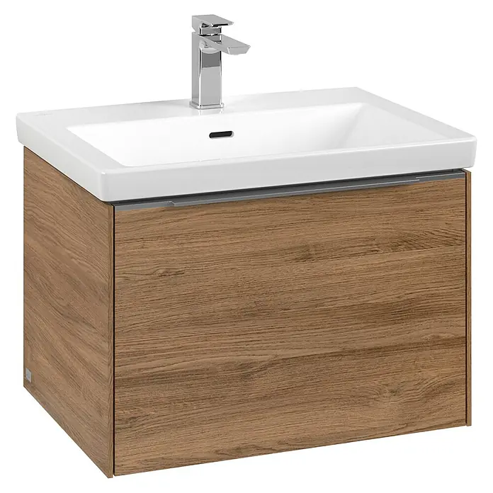Villeroy & Boch Subway 3.0 Waschbeckenunterschrank - Kansas Oak, Anzahl Schubladen: 1 Stk., Farbe Griff: Aluminium glänzend, B x T x H: 62,2 x 47,8 x 42,9 cm, Mit Beleuchtung - Ein Waschbeckenunterschrank in Holzoptik mit einem modernen, verchromten Wasserhahn. Das Waschbecken ist aus weißer Keramik gefertigt.
