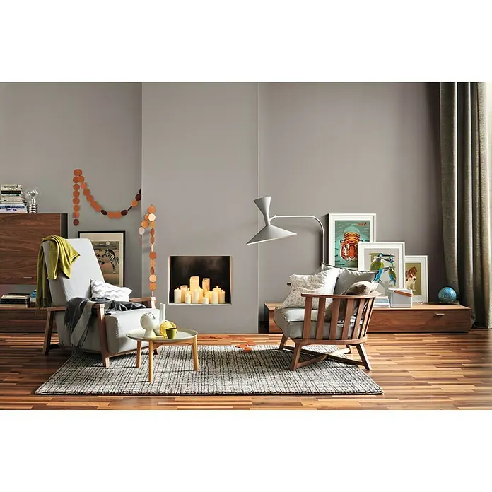 SCHÖNER WOHNEN-Farbe MyColour Wandfarbe - My Basalt, Matt, 5 l - Helle Möbelanordnung in einem Wohnzimmer mit grauen Akzenten und einladendem Licht, das ein modernes und gemütliches Ambiente schafft.